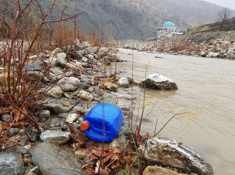Plastic pollution in the upper Han stream. © Münevver Oral
